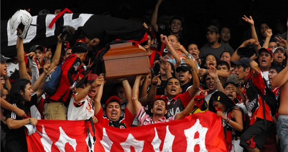 Kolumbijtí hooligans pinesli na zápas klubu Cúcuty v nedli rakev s fanoukem (27. bezna 2011)