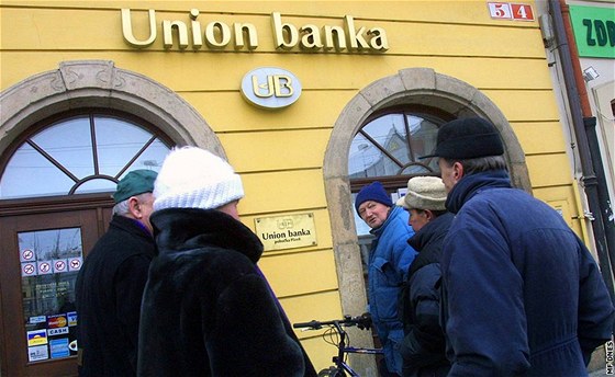 Klineti zkrachovalé Union banky v únoru 2003 před pobočkou v Plzni.