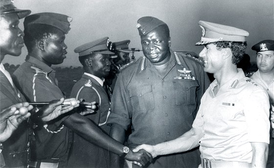 Ugandský prezident Idi Amin (uprosted) pedstavuje své dstojníky libyjskému vdci Muammaru Kadáfímu (vpravo) na severougandském letiti Gulu. (3. bezna 1974)