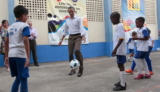 Barack Obama si bhem státní návtvy v brazilském Rio de Janeiru stihl zahrát fotbal s místními dtmi. (20. bezna 2011)