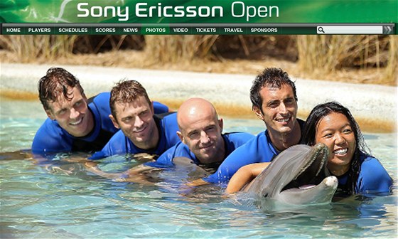 Tomá Berdych (vlevo) si ped obhajobou finále v Miami zaplaval spolen s delfíny