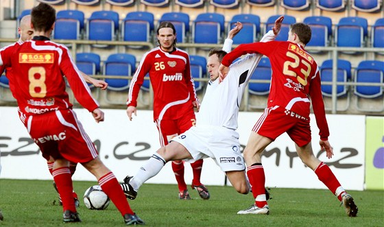 Fotbalista Radim Holub (v bílém) pi utkání 1. FC Slovácko - FK Dukla Praha. (22. bezna 2009)