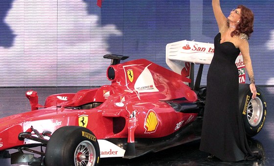 ZROD BOSKÉ KRÁSY. Takto ktila legendární hereka Sofia Lorenová nový monopost Ferrari. Sezony formule 1 zaíná.