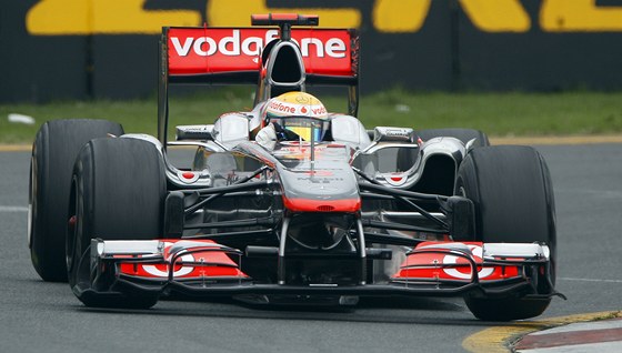 JET KOUSEK. Vteinu a est desetinek ztrácely v prvním tréninku na australskou Grand Prix vozy stáje McLaren na nejrychlejí. Lewis Hamilton za volantem musí vdt, e tenhle "kousek" nebude jednoduché dohnat.