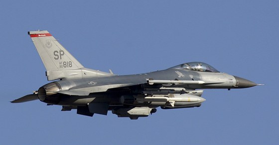 Z vojenského letiště v Náměšti budou vzlétat i stíhačky F-16. Ilustrační foto.