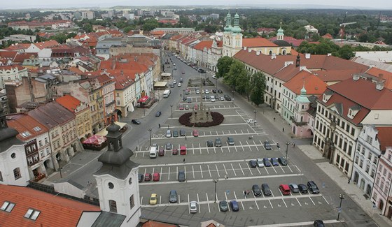 Velké náměstí v Hradci Králové ještě před rekonstrukcí a vykácením stromů v...