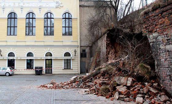 Zřícená část hradeb u Adalbertina v Hradci Králové (28. března 2011)