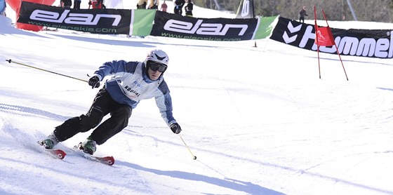 USEM Z KOPCE! Bec na lyích Martin Koukal si po roce znovu vyzkouel obí slalom.