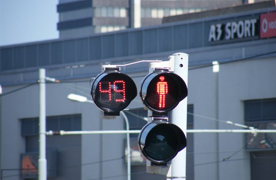 Lidem v Most ukazuje speciální "poítadlo", jak dlouho jet budou muset ekat ped semaforem a jak dlouho mají na to, aby pes pechod peli.