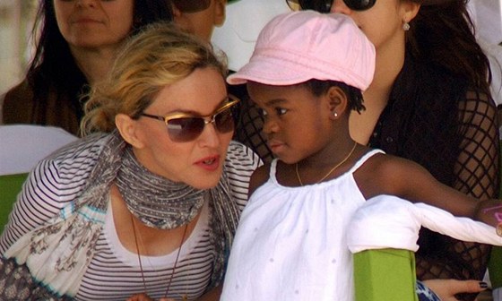 Madonna s dcerou Mercy v jejím rodném Malawi