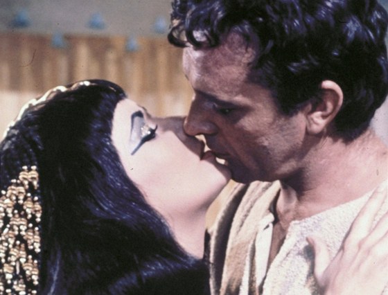 Elizabeth Taylorová a Richard Burton ve filmu Kleopatra