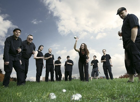 Kapela Stop zvíat - jedna z desítek, které vystoupí bhem víkendu na festivalových a koncertních pódiích v Pardubickém kraji.  
