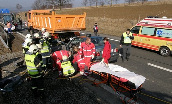 Nehoda u odboky na Hrádek nad Nisou. Záchranái resuscitují mladíka uvznného v nissanu.