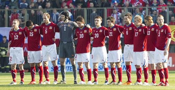 MINUTA TICHA. Fotbalist ped vkopem uctili pamtku Ladislava Novka, kapitna stbrnho eskoslovenskho tmu z mistrovstv svta v roce 1962.