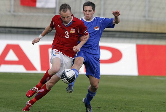 DAL GÓL. eský fotbalista Michal Kadlec si poctiv plnil úkoly obránce, ale navíc dal i gól.