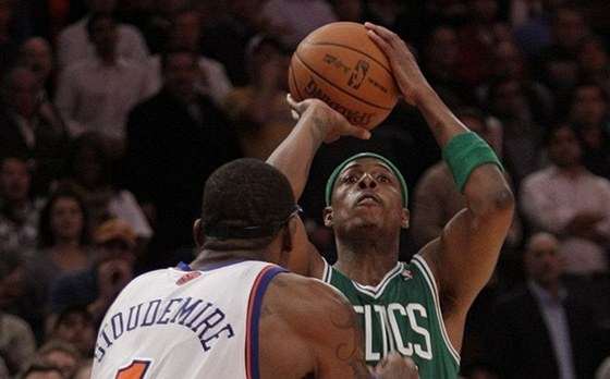 Paul Pierce z Bostonu stílí, pistupuje k nmu Amare Stoudemire z New Yorku Knicks.