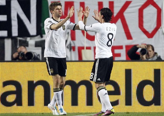 POJ SI PLÁCNOUCT. Thomas Müller a Mesut Özil z Nmecka si plácají po vsteleném gólu.