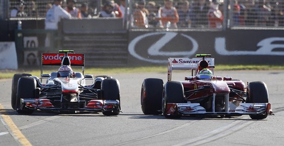 Jenson Button (vlevo) atakuje Felipeho Massu pi Velké cen Austrálie formule 1.