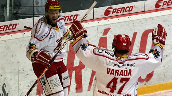 Tinetí Martin Rika a Václav Varaa (vlevo) se radují z gólu.