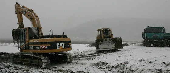 Bagry zaaly s plronm zpodnm istit dno Plumlovsk pehrady od nnos...