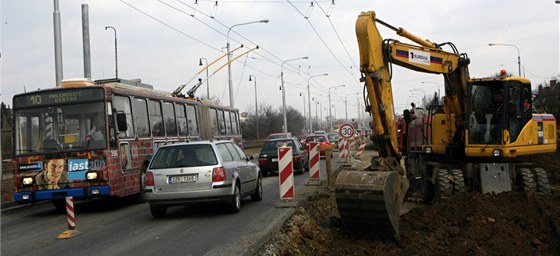 Roziování silnice z centra Zlína do Malenovic.