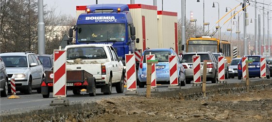 Místo slibovaných ty pruh budou v Malenovicích u Makra zatím jen ti, rozíení tahu ze Zlína do Otrokovic má toti problém se stavebním povolením (na archivním snímku práce na rozíení silnice ze Zlína do Malenovic).