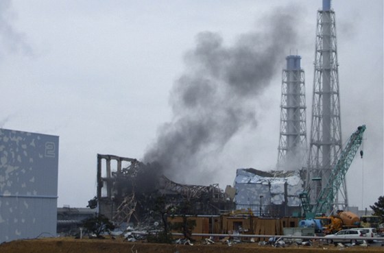Z reaktoru íslo ti jaderné elektrárny Fukuima se valil zlovstný edivý kou (21. bezna 2011)