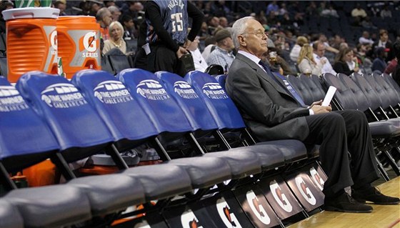 OSAMLOST PORAENÉHO TRENÉRA. Larry Brown jet jako trenér Charlotte Bobcats