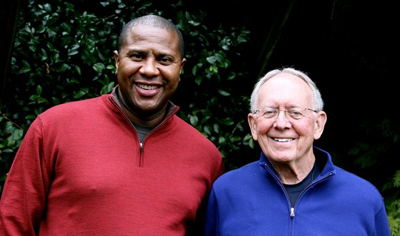 Herb Brown (vpravo) na snímku s Michaelem Holtonem.