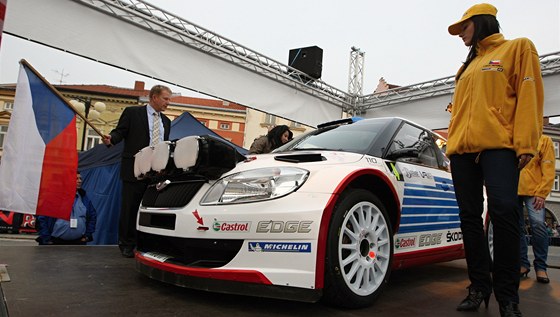 Jan Kopecký a Petr Starý na startu.Valaské rally 2011.