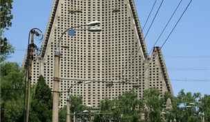 Severn Korea chce hotel v roce 2012 zprovoznit. Vzhled stavby z pelomu 80. a 90. let minulho stolet.