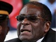 Robert Mugabe hovo k truchlcm na pohbu sv sestry Sabriny. Ped nedvnem sm vyvracel informace, e je tce nemocn. (1. srpna 2010)