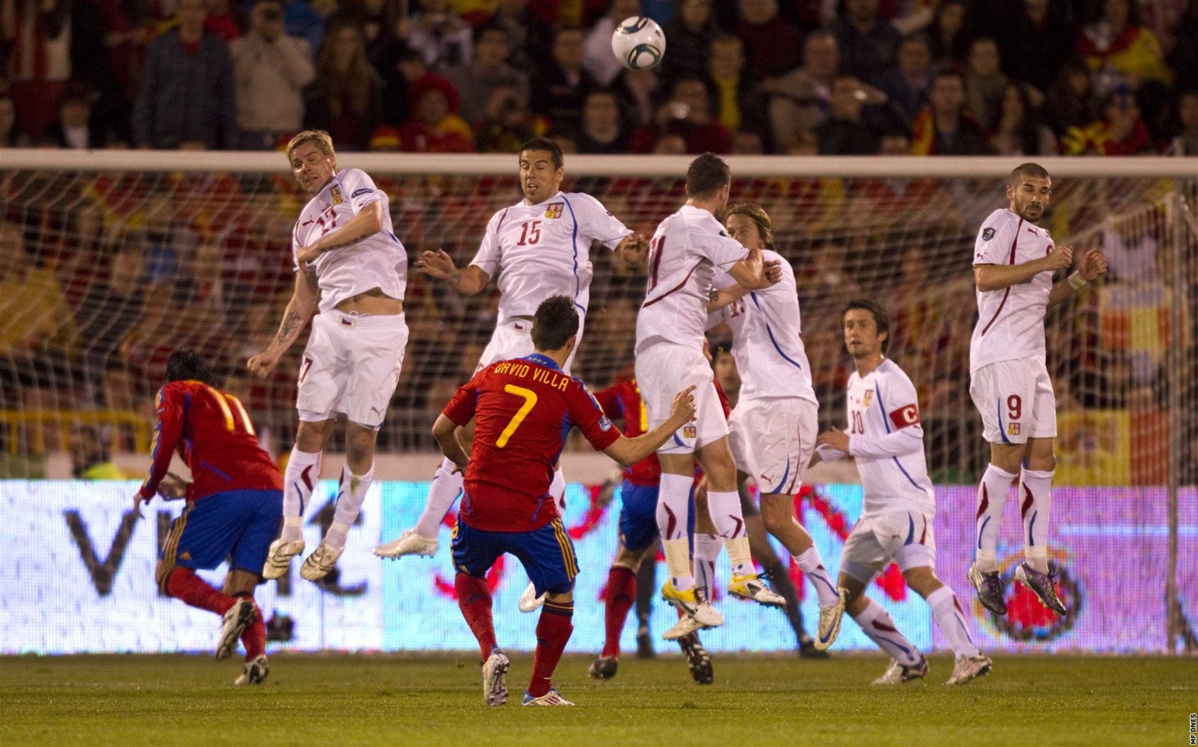 P�ÍMÝ KOP. �pan�lský úto�ník David Villa zahrává standardní situaci, ale mí� poslal nad branku.