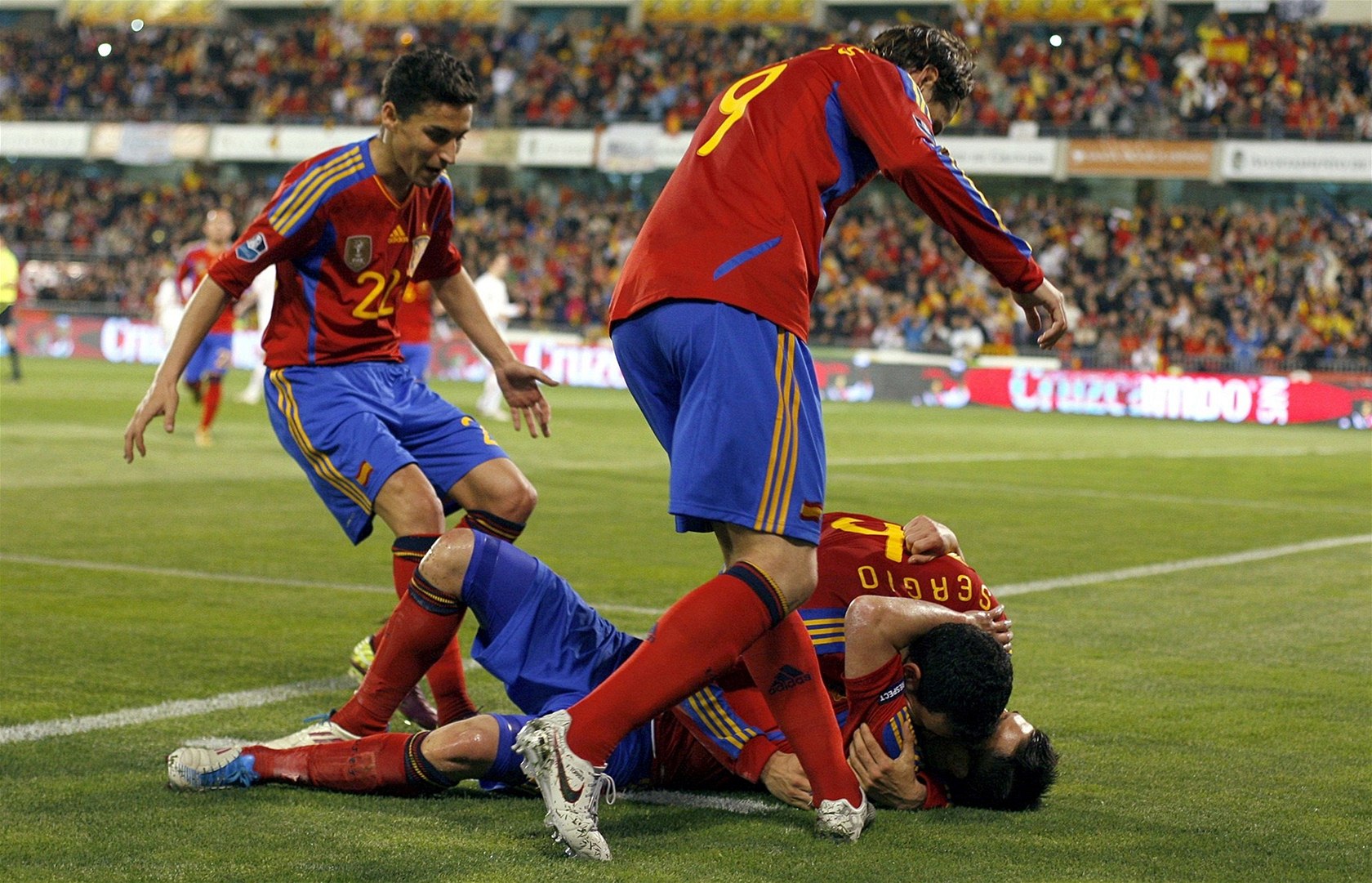 VELKÁ RADOST. �pan�l�tí fotbalisté oslavují druhý gól do �eské sít�. Úpln� dole le�í David Villa.