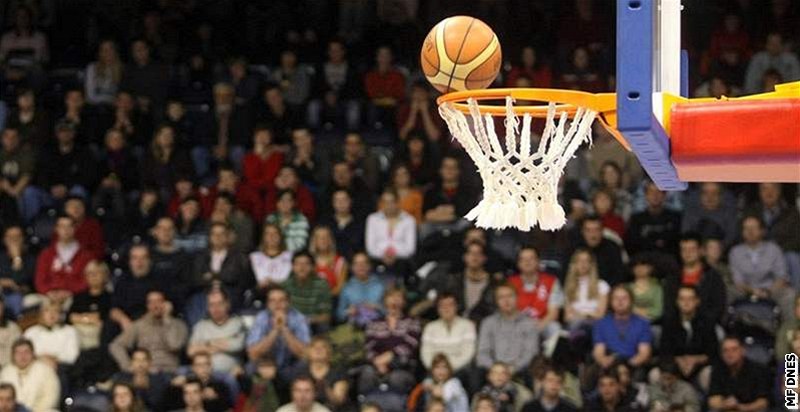 O parádní výh�e rozhodl jediný bod ve finále mistrovství Evropy basketbalist� do 20 let.