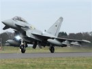 Britská stíhaka Typhoon startuje k misi nad Libyí (21. bezna 2011)