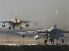 Britské stroje Tornado startují k misi nad Libyí (21. bezna 2011)
