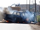 Hoící kostra auta v ulicích Benghází (21. bezna 2011)