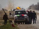 Libyjtí povstalci obhlíejí pedmstí Adedabíje (22. bezna 2011)