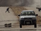 Libyjtí povstalci ped mstem Adedabíja (22. bezna 2011)