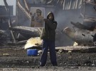 Libyjský reim vzal západní novináe na obhlídku následk bombardování v Tripolisu (22. bezna 2011)