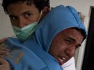 Léka v Benghází utuje bratra jednoho z padlých povstalc (23. bezna 2011)