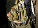 Libyjský povstalec ped mstem Adedábíjá  se chlubí svojí výzbrojí (23. bezna 2011)