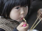 Japonské dít jí nudle v evakuaním centru ve mst Ofunatu v prefektue Iwate (20. bezna 2011)