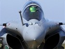 Francouzská stíhaka Rafale po pistání z mise nad Libyí. Pod pravým kídlem chybí jedna raketa (24. bezna 2011)