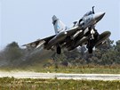 Francouzská stíhaka Mirage startuje z Korsiky k misi nad Libyí (24. bezna 2011)