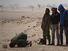 Libyjtí rebelové na pedmstí Adedabíje (24. bezna 2011)