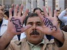 Ano svobod, ne násilí. Nápis na dlaních syrského demonstranta (25. bezna 2011)