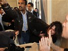 Imán al-Obajdíová bojuje s pracovníky libyjského ministerstva informací (26. bezna )