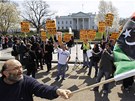 Ameriané demonstrují kvli Libyi ped Bílým domem (26. bezna 2011)